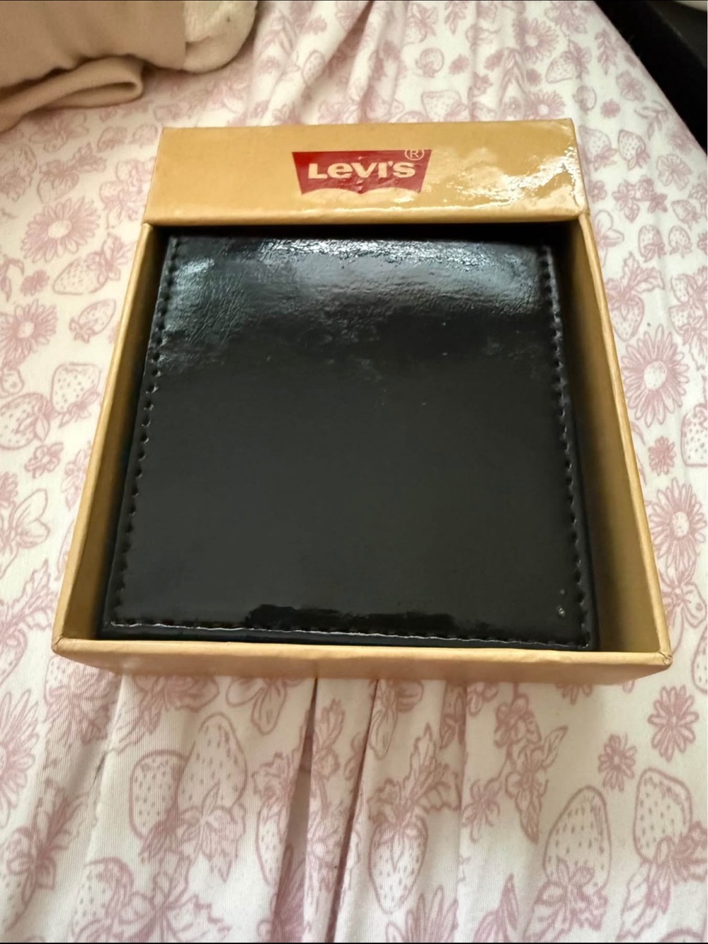 Levi's Black Glossy Leather Wallet in Gift Box